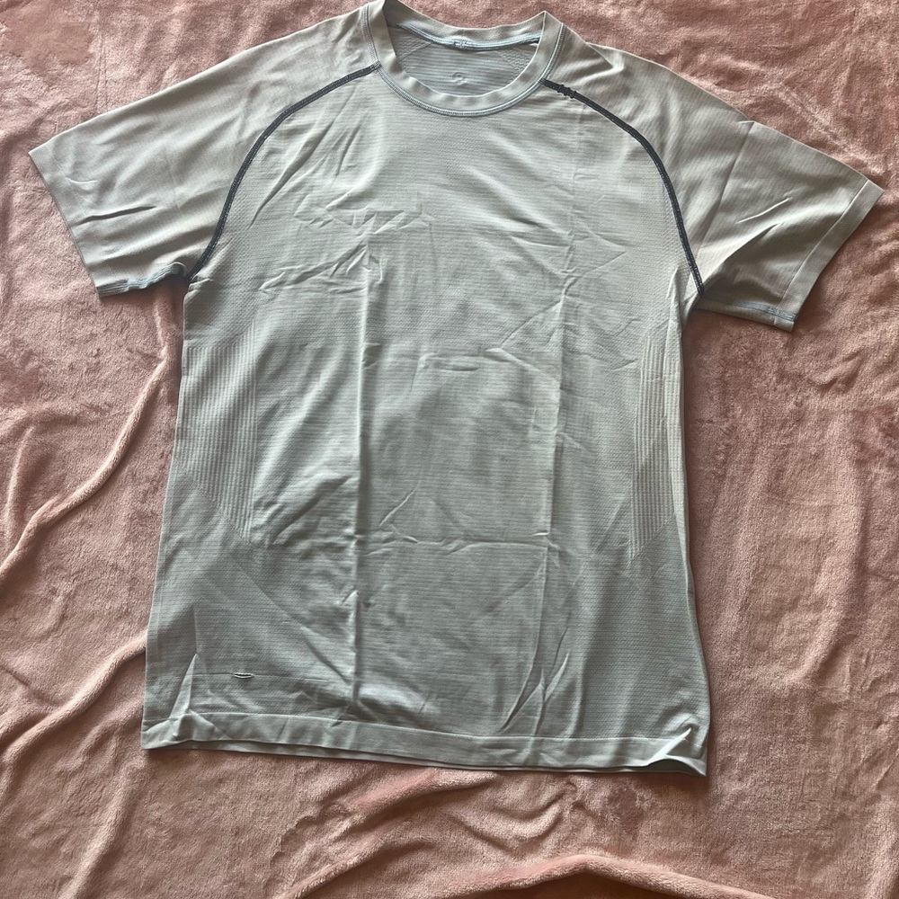 Lululemon metal vent T size medium